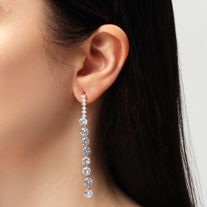 Серьги висячие со стразами «Дорожка» кругов, цвет белый в серебре, 7,5 см