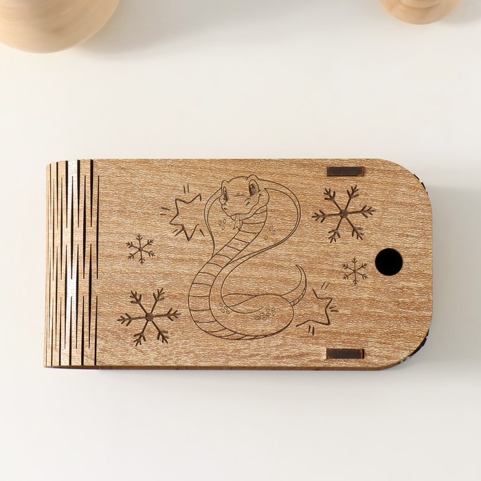 Новогодняя шкатулка  Новогодняя шкатулка "Змея. Кобра Снежинка" 13х7х4