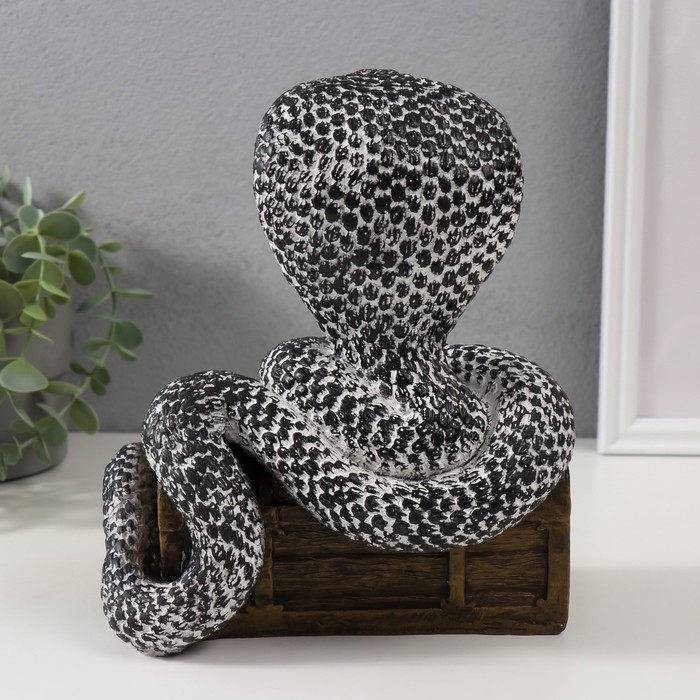 Копилка Копилка"КОБРА НА СУНДУКЕ "  20 х 17 х 12 см.