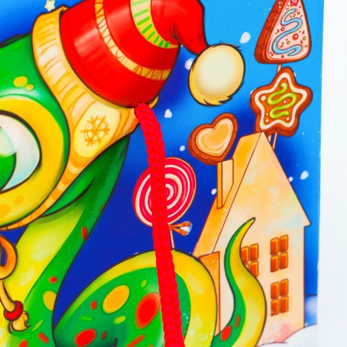 Новый год. Подарочная коробка Новогодняя Посылка Новый год. Подарочная коробка Новогодняя Посылка "Змеята" с веревочными ручками с анимацией 20 x12 см.