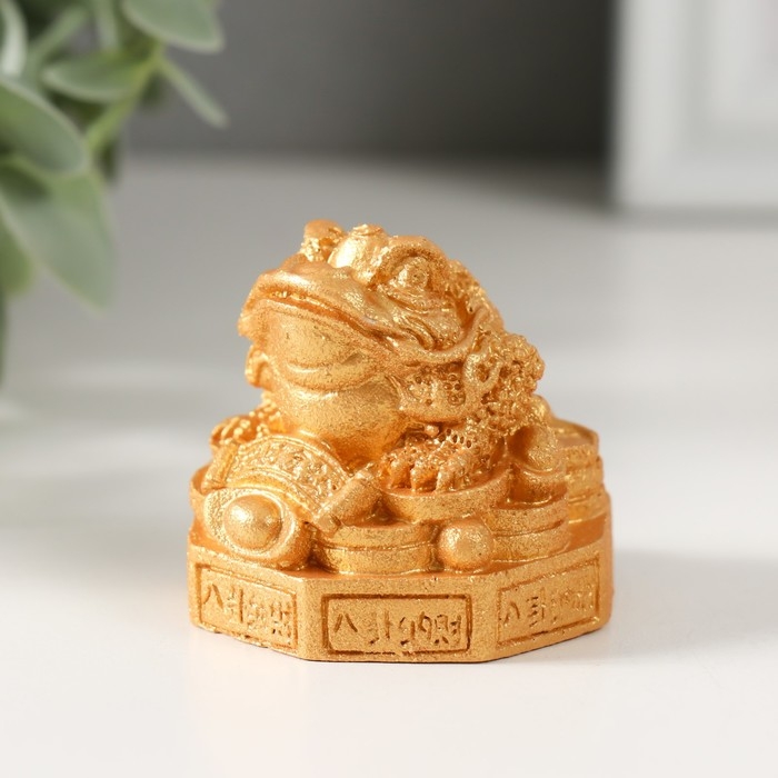 Нэцкэ полистоун под золото  Нэцкэ полистоун под золото "Жаба на монетках и пьедестале с символами" 4,2х4,4х4,1 см