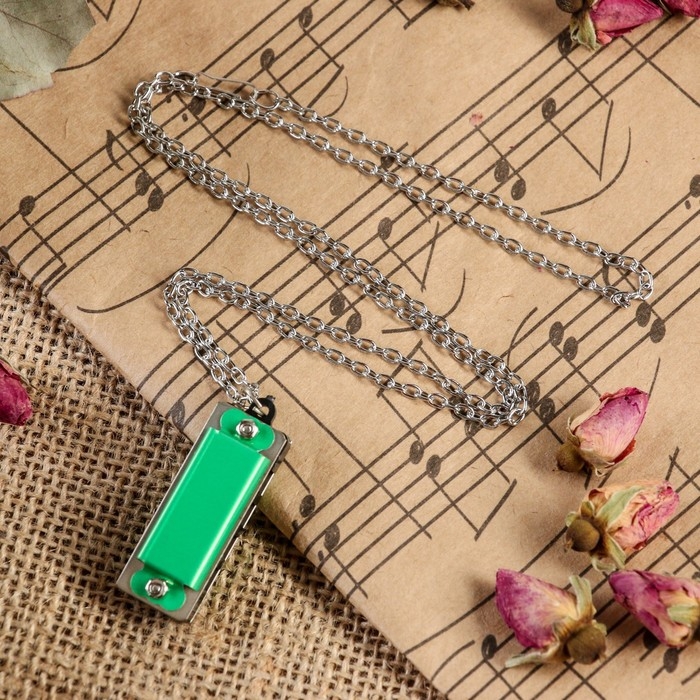 Губная гармошка Music Life  4 отверстия, 8 тонов, 3,5х1,5х1см, цепь 28см, зеленая Губная гармошка Music Life  4 отверстия, 8 тонов, 3,5х1,5х1см, цепь 28см, зеленая