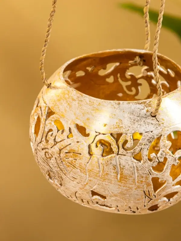 Подсвечник подвесной из кокоса, 9-11 см, бело-золотой Подсвечник подвесной из кокоса, 9-11 см, бело-золотой