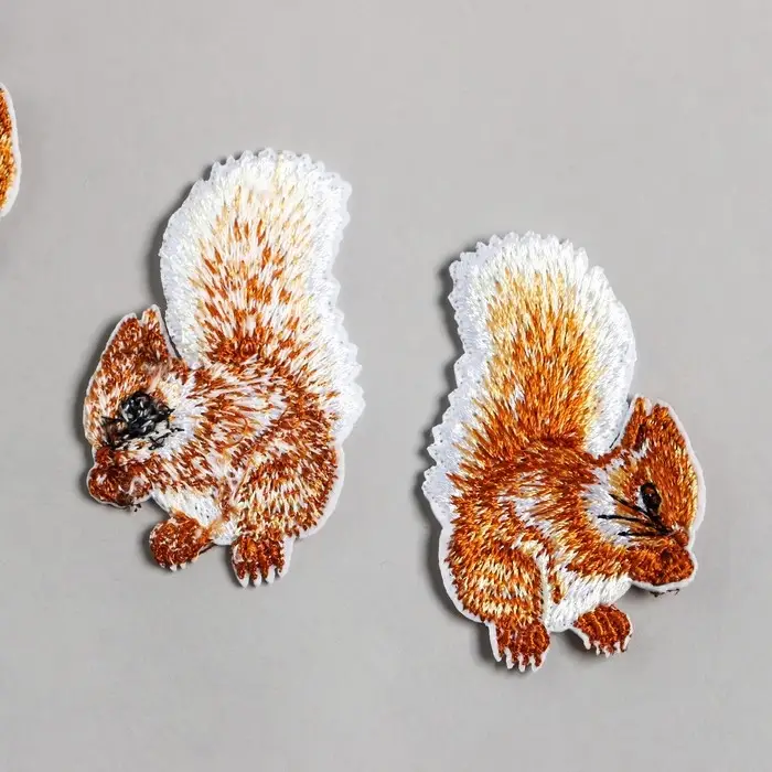 Декор для творчества текстиль вышивка "Белочка с орехом" 5,5х4 см