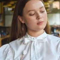 Брошь &laquo;Цветок&raquo; лилия, белая в золоте