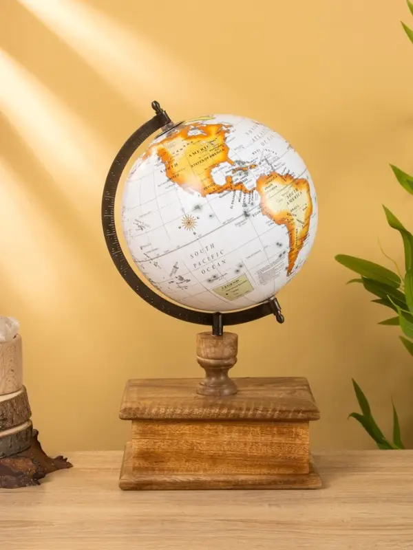 Глобус сувенирный 23х20х39 см, подставка дерево Глобус сувенирный 23х20х39 см, подставка дерево