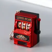 Брелок пластик "Игровой автомат - казино" красный 2,7х3,4х5 см Брелок пластик "Игровой автомат - казино" красный 2,7х3,4х5 см