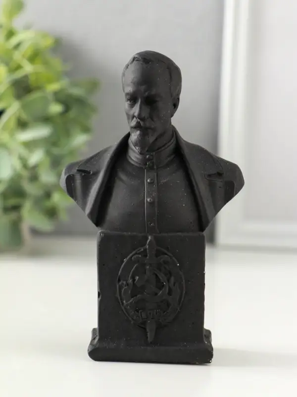 Бюст Дзержинского Ф.Э., гипс, 12&times;7.5&times;4 см, графит
