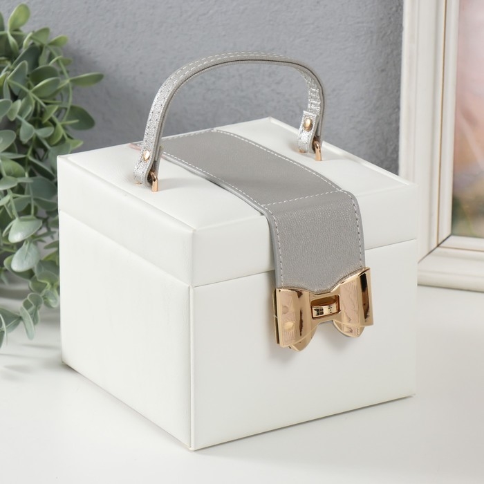 Шкатулка кожзам для украшений  Шкатулка кожзам для украшений "Золотой бантик" серо-белая 15х15х12,7 см