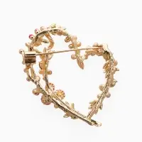 Брошь "Сердечко" брусника, цвет красно-зелёный в золоте Брошь "Сердечко" брусника, цвет красно-зелёный в золоте