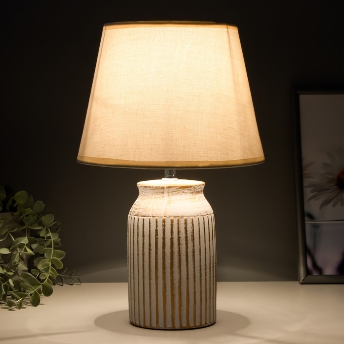 Настольная лампа Настольная лампа "Инести" Е14 40Вт бело-золотой 22х22х36 см RISALUX