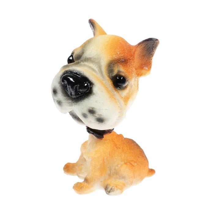 Собака на панель авто, качающая головой, дворняжка Собака на панель авто, качающая головой, дворняжка