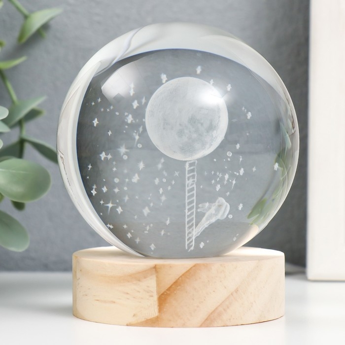 Сувенир стекло подсветка  Сувенир стекло подсветка "Дотянуться до луны" d=8 см подставка дерево, USB 8х8х9,5 см