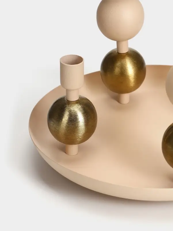 Подсвечник на 4 свечи на тарелке со сферами, 25.5&times;22.5&times;32 см, бежевый