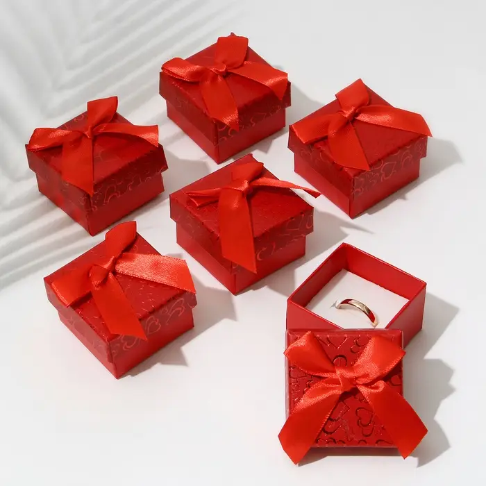 Коробочка подарочная под кольцо/серьги «Блестящие сердца», 5×5 (размер полезной части 4.5×4.5 см), красная, вставка белая