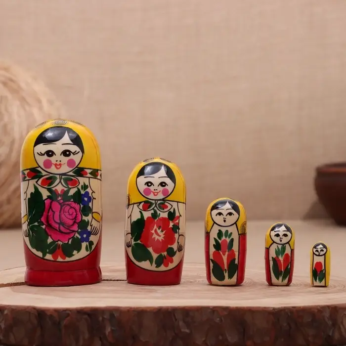 Матрёшка дерево &laquo;Зоя&raquo;, жёлтый платок, 5 кукольная, 12 см