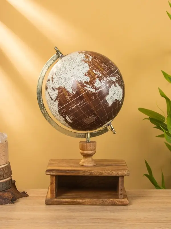 Глобус сувенирный 23х20х39 см, подставка дерево Глобус сувенирный 23х20х39 см, подставка дерево