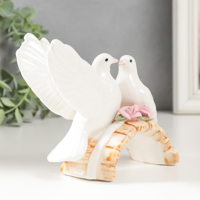 Сувенир керамика Сувенир керамика "Два белых голубя на мостике с розами" 9,5х12,5х6 см