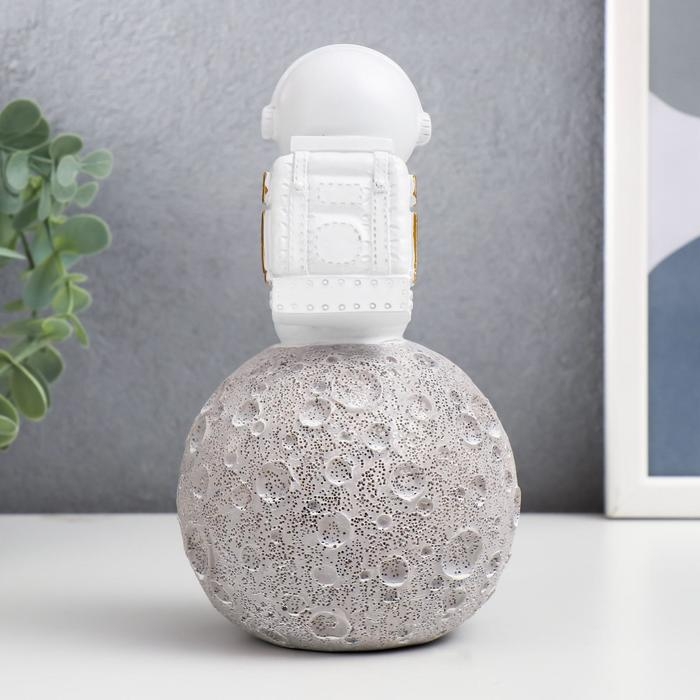 Сувенир полистоун  Сувенир полистоун "Астронавт-рыбак" 17,3х11,5 см