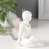 Сувенир полистоун "Девочка-бабочка с золотым кулоном" белый 5,5х8х9 см