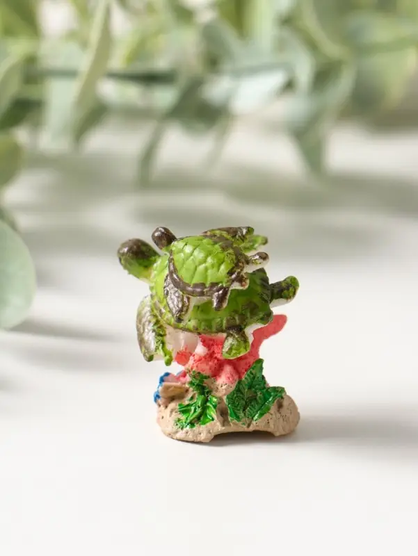 Сувенир полистоун "Черепашки в кораллах" 3х3,4х3 см