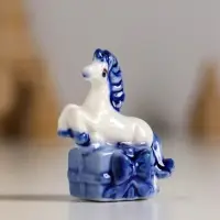 Сувенир керамика "Лошадка с подарком" бело-синий МИКС 4,1х2,6х4 см Сувенир керамика "Лошадка с подарком" бело-синий МИКС 4,1х2,6х4 см