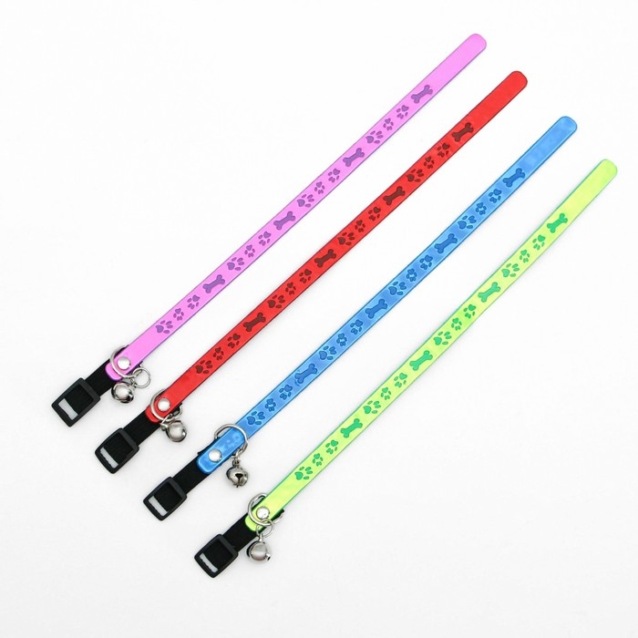 Ошейник со светоотражающим покрытием Ошейник со светоотражающим покрытием "Косточки и лапки", с резинкой, бубенчиком 27 х 1 см, микс цвет