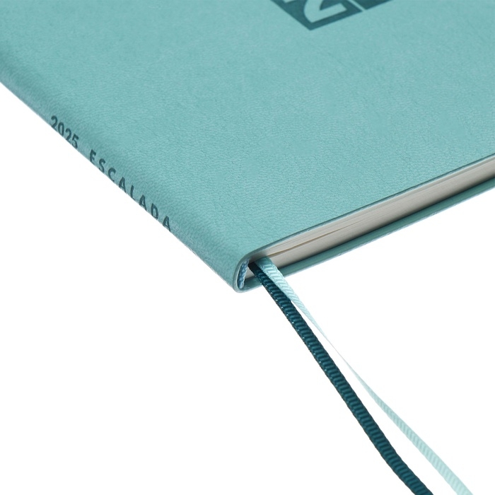 Еженедельник датированный 2025 года, 181х127 мм, 64 листа ESCALADA, мягкая обложка из искусственной кожи, блинтовое тиснение, кремовый блок 70 г/м², зелёный Еженедельник датированный 2025 года, 181х127 мм, 64 листа ESCALADA, мягкая обложка из искусственной кожи, блинтовое тиснение, кремовый блок 70 г/м², зелёный