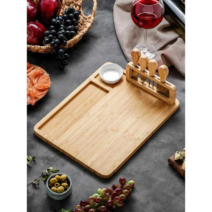 Набор для подачи сыра Доляна «Маасдам», 4 ножа, соусник, бамбук Набор для подачи сыра Доляна «Маасдам», 4 ножа, соусник, бамбук