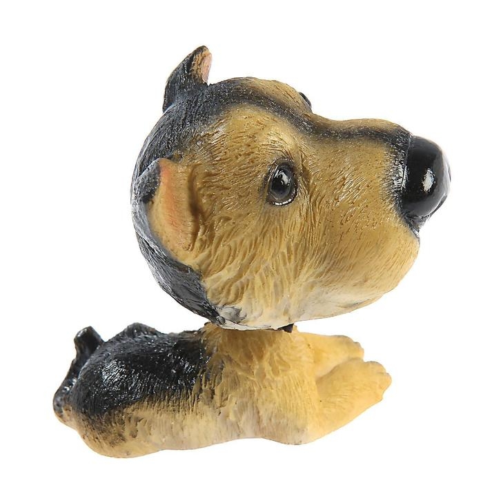 Собака на панель авто, качающая головой, ирландский терьер Собака на панель авто, качающая головой, ирландский терьер