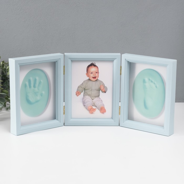 Фоторамка пластик 13х18 см с полим.глиной Фоторамка пластик 13х18 см с полим.глиной "Отпечаток ладошки и ножки" голубая 20,5х46,5 см
