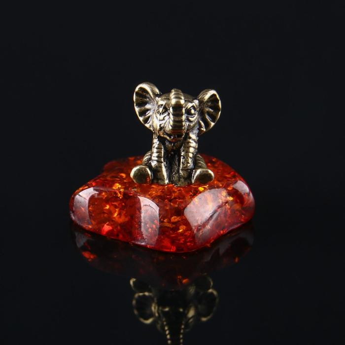 Сувенир Сувенир "Слоник с хоботом вверх", латунь, янтарная смола, 1,5х1,2х1,0 см