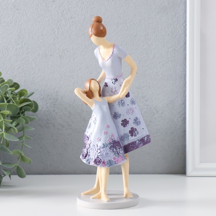 Сувенир полистоун  Сувенир полистоун "Мама с дочкой в сиреневых платьях с цветами" 9х8,5х23,5 см
