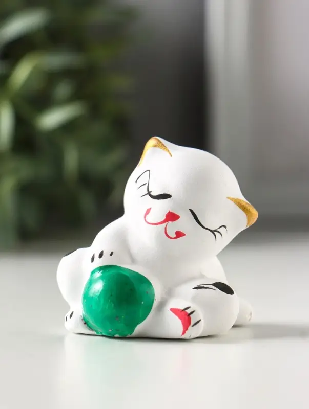 Фигурка керамика &laquo;Котик с мячом&raquo;, 5.5 см, белый, МИКС