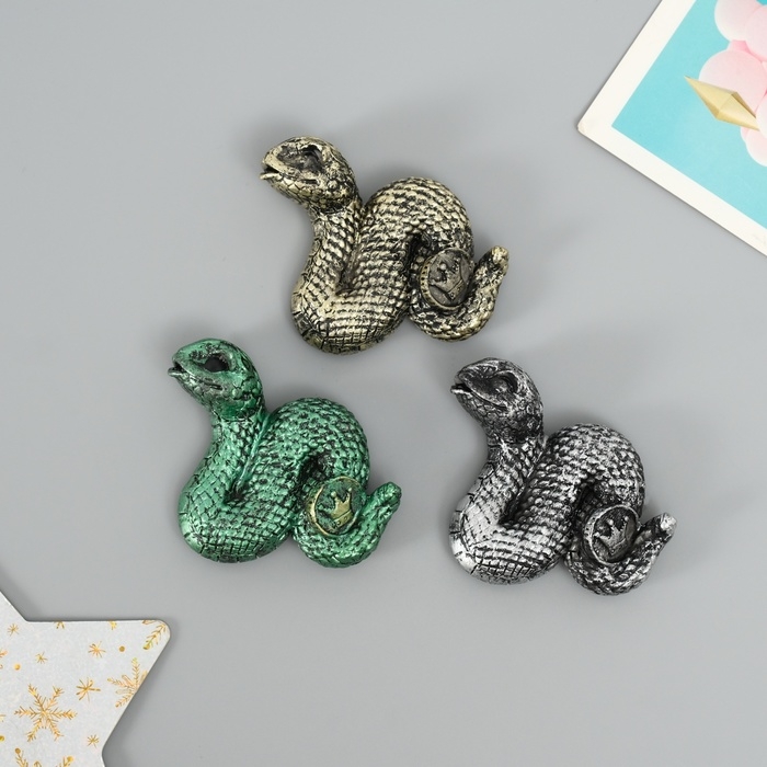 Магнит полистоун  Магнит полистоун "Змейка с короной на монетке" МИКС 4,5х1,5х5,5 см