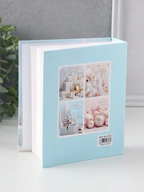 Фотоальбом на 40 фото 10х15 см Фотоальбом на 40 фото 10х15 см "Подарки у ёлочки" в коробке тисн.золото 4,7х14х17 см