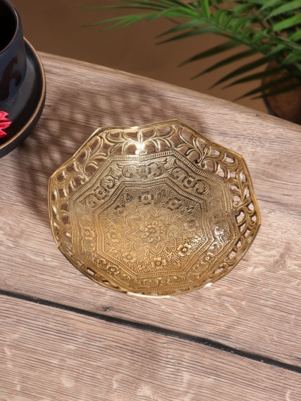 Блюдо сервировочное Блюдо сервировочное "Золотые узоры" латунь 15х15х5,5 см