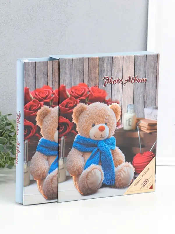 Фотоальбом на 200 фото 13х18 см "Медведь в синем шарфе и розы" в коробке 5,5х23,5х29,5 см
