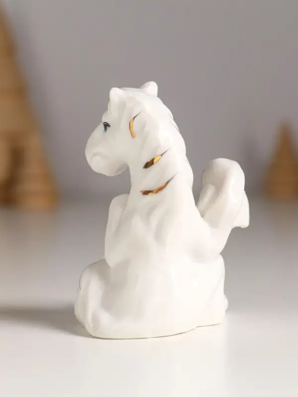 Сувенир керамика "Конь с подарком" белый с золотом 6,5х5,5х7,5 см
