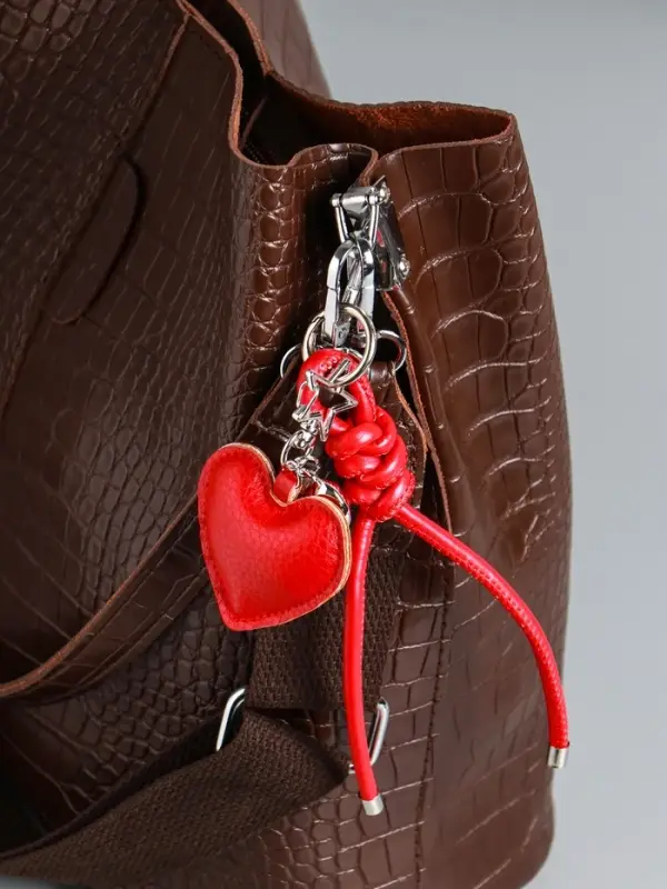 Брелок на карабине кожзам Брелок на карабине кожзам "Сердце" с узлом, красный 21х5,5х1,5 см