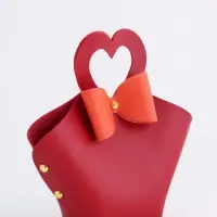 Кожанная подарочная сумочка 10,5 х 5 х 6 см красная