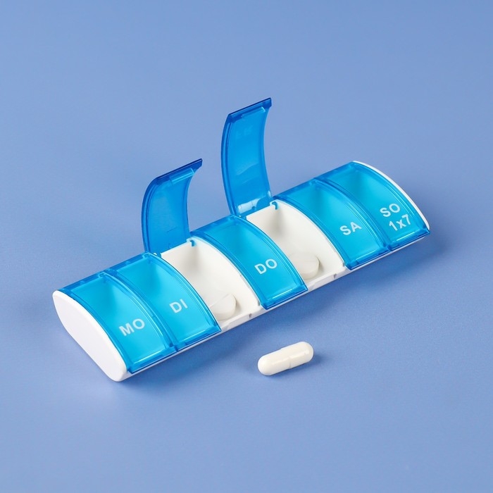 Таблетница «Неделька», немецкие буквы, 7 секций, 13,5 × 5 × 1,8 см, цвет синий/белый Таблетница «Неделька», немецкие буквы, 7 секций, 13,5 × 5 × 1,8 см, цвет синий/белый