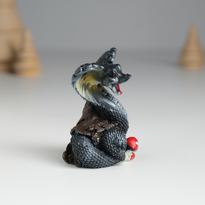 Сувенир полистоун Сувенир полистоун "Змейка тёмная с мухоморами" МИКС 4,3х3,5х6 см
