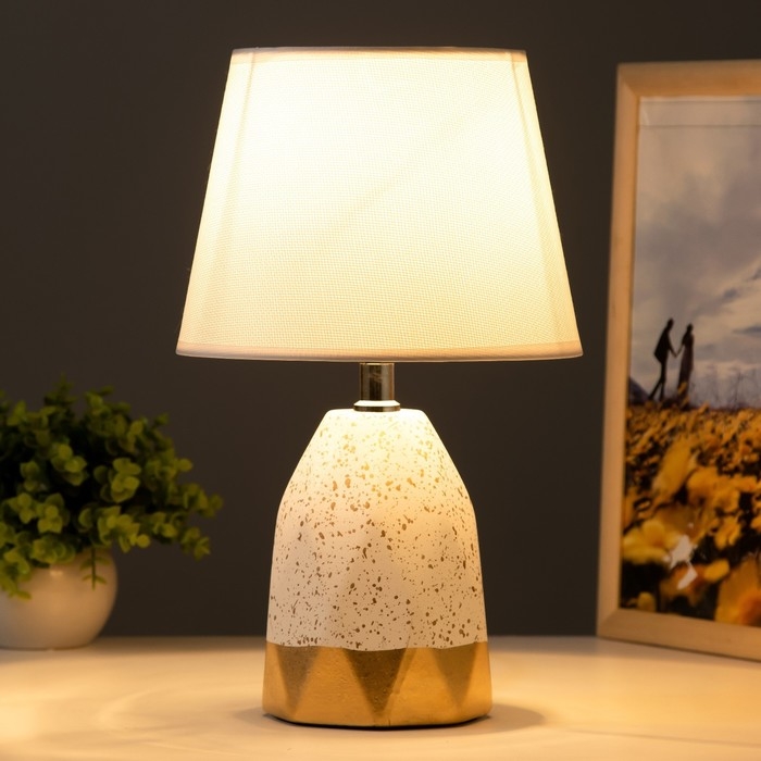 Настольная лампа Настольная лампа "Адилин" E14 40Вт белый-золото 21х21х34 см RISALUX