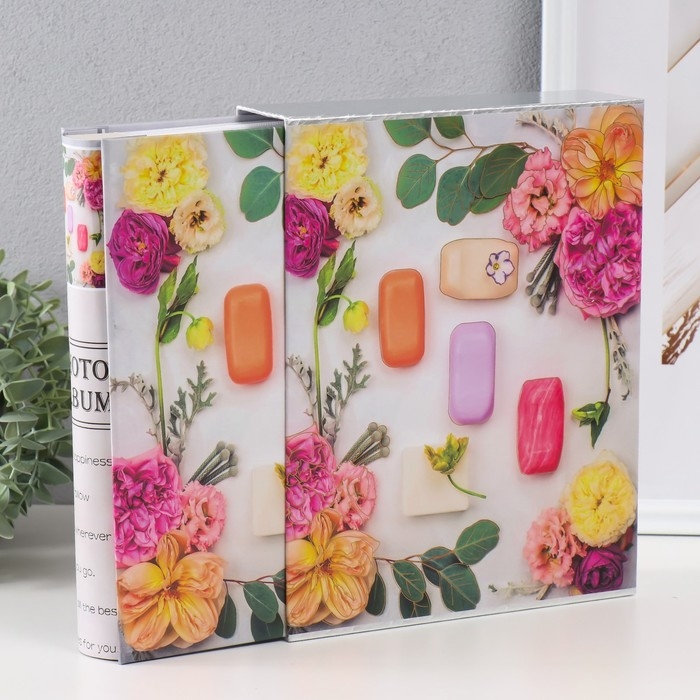 Фотоальбом на 100 фото 10х15 см  Фотоальбом на 100 фото 10х15 см "Красота спасёт мир" зол/сер в коробке МИКС 5,7х20,7х26 см