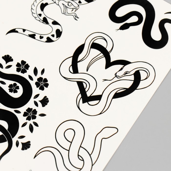 Новогодня татуировка на тело Ч/б змеи с сердечком Новогодня татуировка на тело Ч/б змеи с сердечком"" 10х15 см