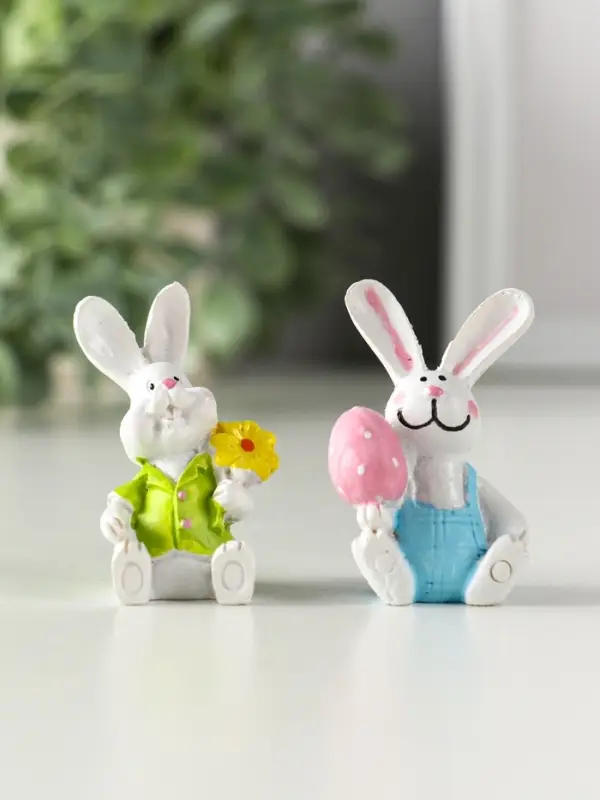 Сувенир полистоун  Сувенир полистоун "Белый зайка с яйцом/букетом" МИКС 2,2х3х4,2 см