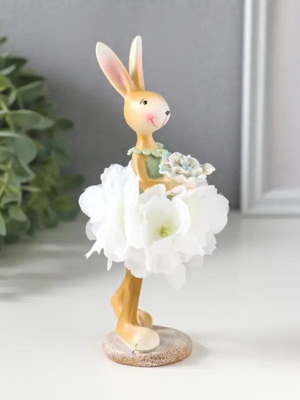 Сувенир полистоун "Зайка в цветочной юбочке, с капустой" 4,8х4,5х15,2 см