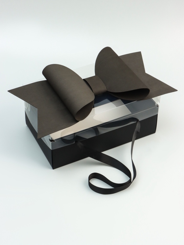 Коробка подарочная с бантом, ручками и прозрачной крышкой 35 х 21 х 15 см Черная Коробка подарочная с бантом, ручками и прозрачной крышкой 35 х 21 х 15 см Черная