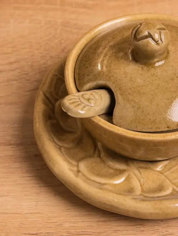 Соусник с крышкой на подставке Соусник с крышкой на подставке "Флора" керамика, цв. бежевый, 11х11х7 см